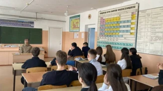 Астраханский боец СВО встретился со старшеклассниками