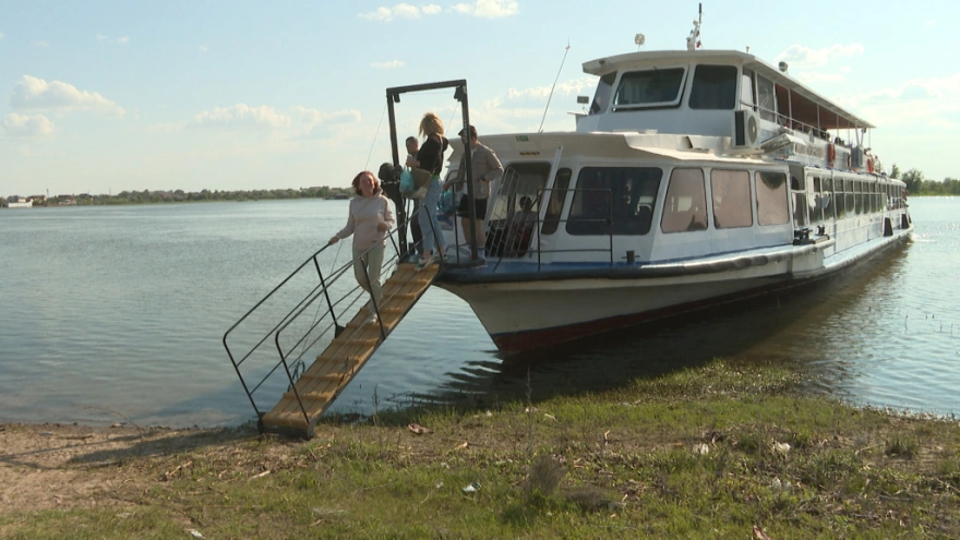 Трамвайчик астраханец. Прогулка на трамвайчике астрахань. Фото люди на речном трамвайчике. Прогулка на трамвайчике астрахань. Прогулка на трамвайчике астрахань.