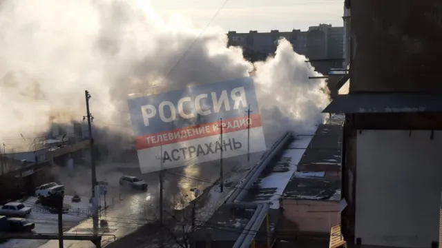 На улице Брестская в Астрахани устранили аварию на тепловой сети
