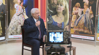 В астраханском ТЮЗе открылась авторская выставка Юрия Кочеткова