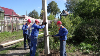 В посёлке Свободном заменили аварийный электрический столб