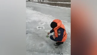 Астраханцам напоминают: при оттепели и температурных качелях выход на лёд запрещён