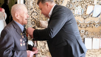 Глава Астрахани вручил юбилейную медаль ветерану Великой Отечественной войны