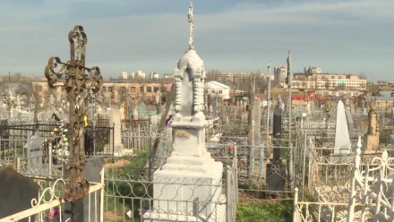 Жители Астрахани возмущены вандализмом на кладбище в Трусовском районе