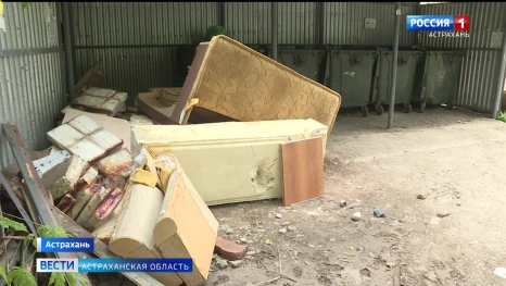 Астраханцы продолжают оставлять жалобы на мусор, переполненные контейнеры и стихийные свалки