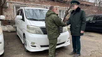 Астраханские таможенники передали на нужды СВО конфискованный минивэн