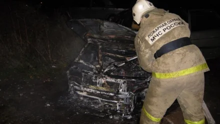 В Астрахани при загорании автомобиля пострадала 23-летняя девушка