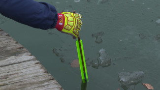 В Астрахани спасатели замеряют толщину льда на водоёмах