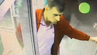 В Астрахани мужчина забрал из банкомата чужие деньги и скрылся