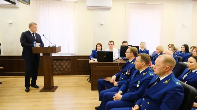 Лучшим сотрудникам Астраханской прокуратуры вручили награды и знаки отличия