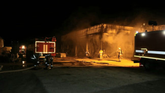 Под Астраханью ликвидировали крупный пожар в ангаре предприятия