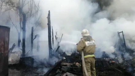 В Астрахани ликвидировали крупный пожар на улице Яблочкова
