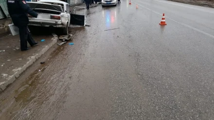 В Астрахани погиб водитель после наезда на бетонную стену
