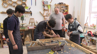 Юные астраханцы создали новогодние украшения в столярной мастерской