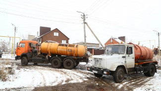 Игорь Бабушкин поручил решить проблему с затоплением нечистотами в астраханском посёлке