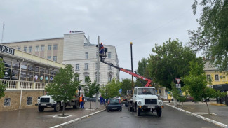 В центре Астрахани устанавливают новые электрические столбы