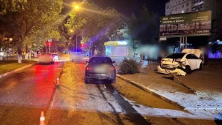 В Астрахани из-за столкновения опрокинулась иномарка 