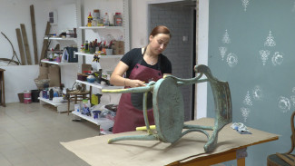 Две астраханки открыли свой цех по реставрации старой мебели