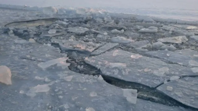 В Астраханской области очевидцы спасли провалившегося под лёд мужчину
