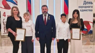 Сенатор наградил астраханских родителей детей-героев