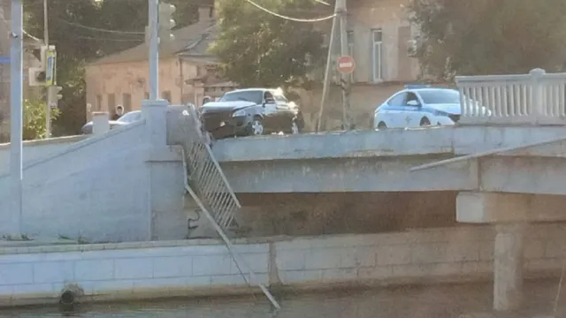 В Астрахани автомобиль врезался в ограждение моста и повис над водой