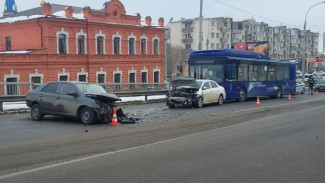 В Астрахани в ДТП на Новом мосту пострадали 2 человека