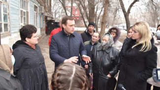 Комиссия Госдумы пообщалась с жильцами аварийных домов в Астрахани