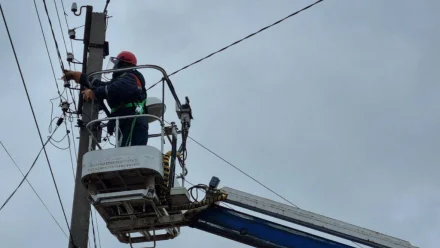 В Астраханской области энергетики устраняют последствия непогоды