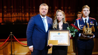 Игорь Бабушкин наградил лучших учителей и воспитателей Астраханской области