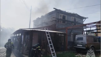 В Астрахани горел жилой двухэтажный дом 