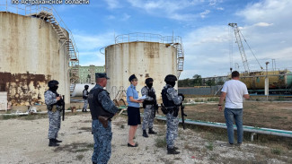 Астраханские судебные приставы временно приостановили работу одной из нефтебаз