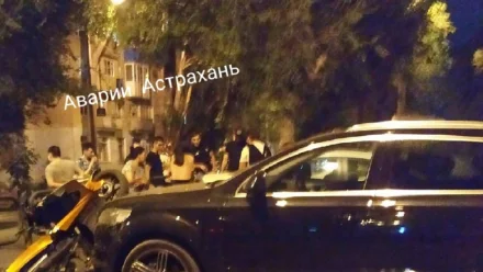 В Астрахани на Казачьем мужчина на мопеде въехал в ограждение