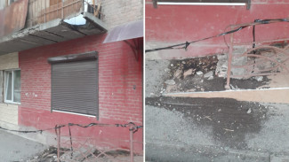 В Астрахани у входа в магазин упал кусок балкона 