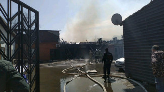 В Астрахани ликвидировали пожар в двух жилых домах и кафе