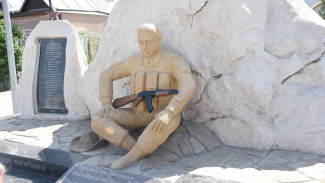 В Астрахани ребёнок повредил памятник воинам-интернационалистам