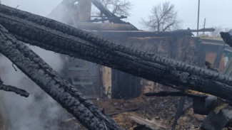 В Астраханской области мужчину обвиняют в поджоге дома своей супруги