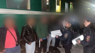Астраханские полицейские сняли с международного поезда 10 нарушителей-иностранцев