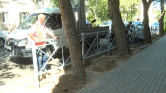 В Астрахани устанавливают леерные ограждения в рамках нацпроекта