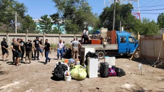 В Астрахани продолжают помогать жильцам частично обрушившегося дома