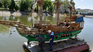 В Астрахани на Варвациевский канал вернули копию военного фрегата “Орёл”