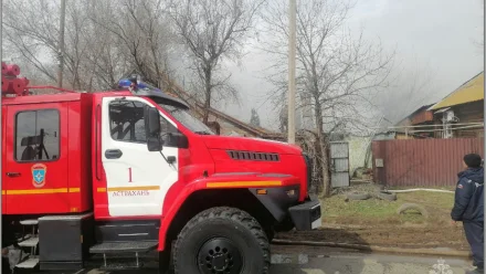 В Астрахани ликвидируют пожар в многоквартирном доме