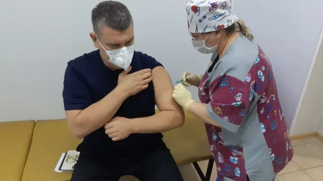 Зампред правительства Астраханской области привился от коронавируса