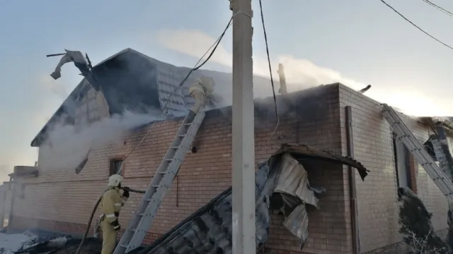 В астраханском посёлке горел жилой дом на площади 120 кв. метров