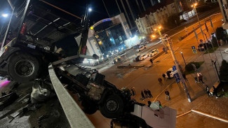 В Астрахани фура повисла на Новом мосту: подробности