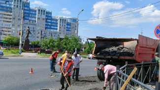 В Астрахани на Боевой и Адмиралтейской проводится ямочный ремонт