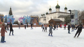 В Астрахани выстраиваются большие очереди на кремлёвский каток 