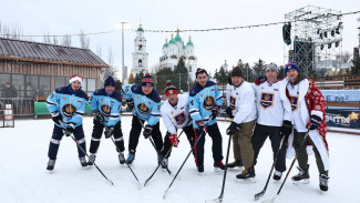 Игорь Бабушкин сыграл в предновогодний хоккей на катке в кремле