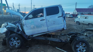 В Астраханской области на трассе иномарка врезалась в опору ЛЭП