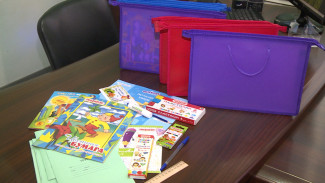 Леонид Огуль вручил ребятам из многодетных семей школьные наборы