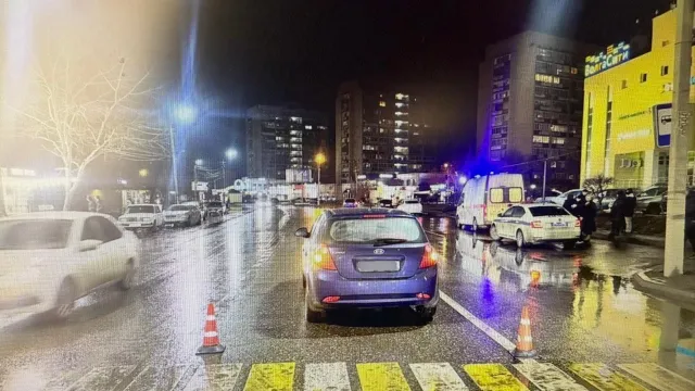 В Астрахани около ТРЦ сбили мужчину